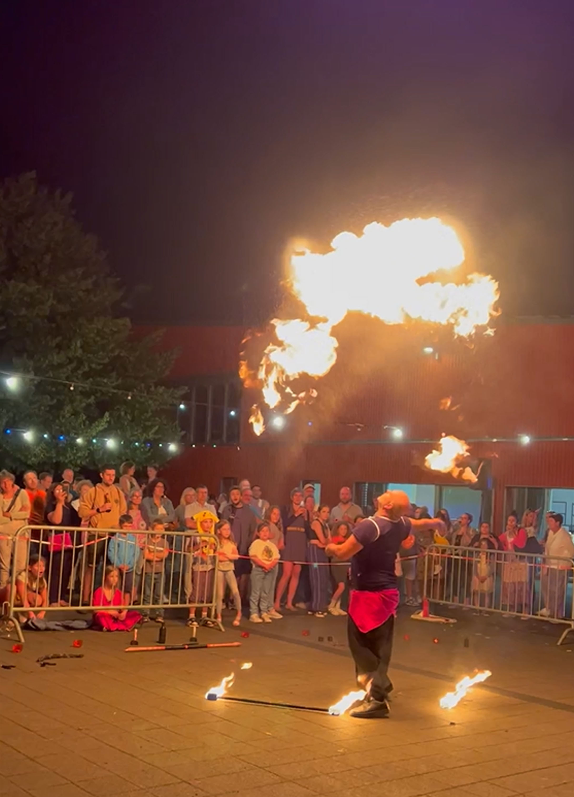 Artiste produisant une gerbe de feu devant le public à Martigny